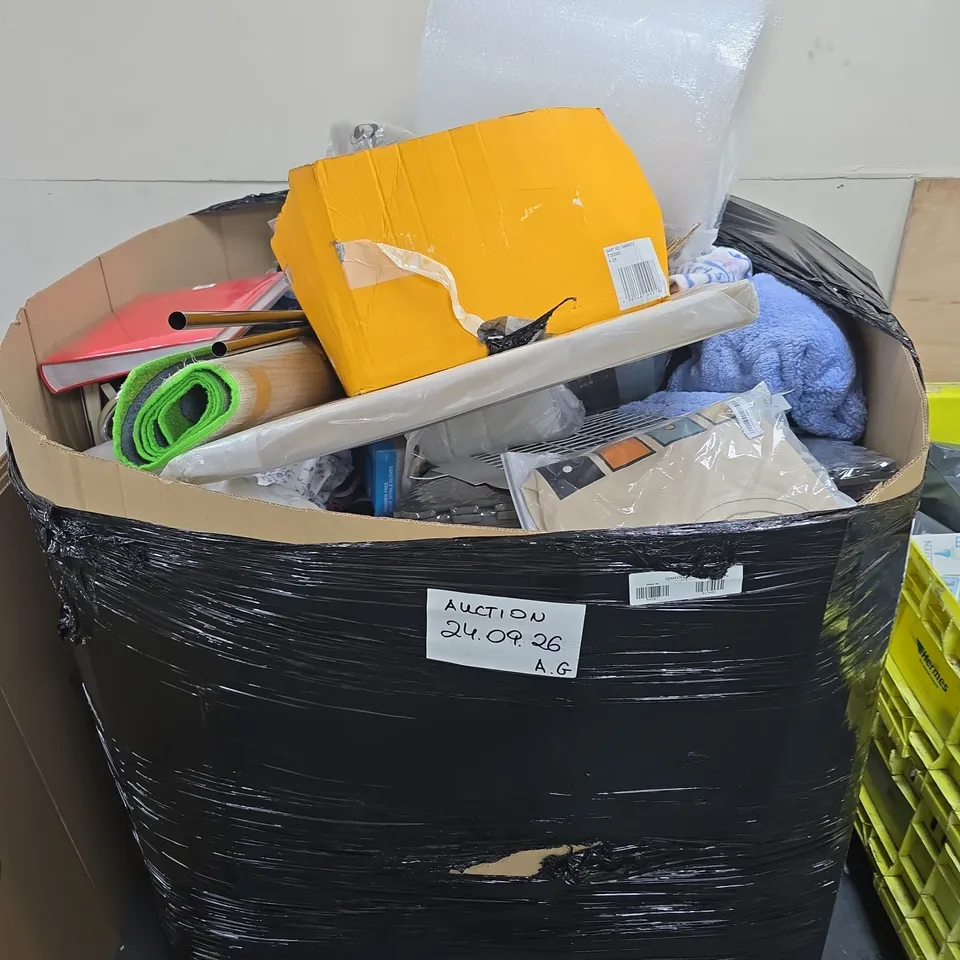 PALLET OF APPROXIMATELY 35 ASSORTED ITEMS TO INCLUDE FOAM FLOORING, BUBBLE WRAP, CLOTHING ETC - COLLECTION ONLY