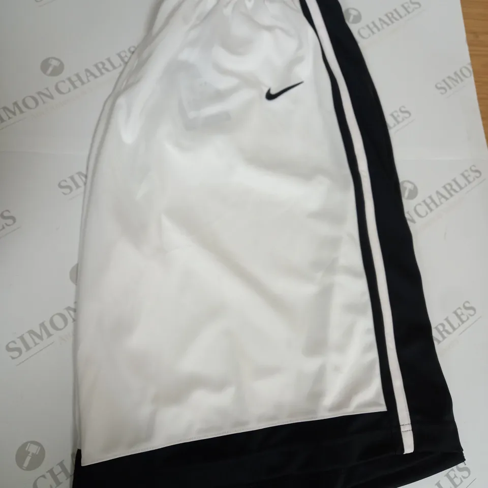 NIKE LOGO SHORTS SIZE XL