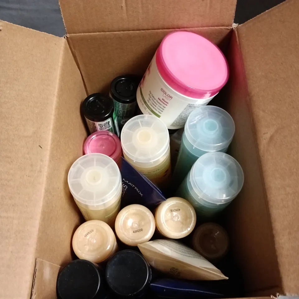 APPROXIMATELY 15 ASSORTED HAIR CARE PRODUCTS INCLUDING MATRIX SMOOTH PROOF AQUA GEL CONDITIONER AND BIOLAGE COLOUR LAST MASK