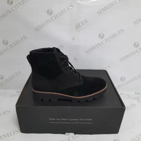 VIONIC LARSON LACE UP BOOT SIZE 4