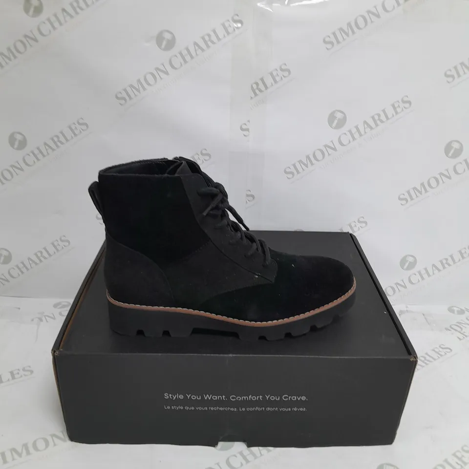 VIONIC LARSON LACE UP BOOT SIZE 4