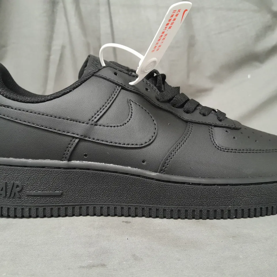 BOXED PAIR OF NIKE AIR FORCE 1 '07 LOW SHOES IN BLACK UK SIZE 8.5