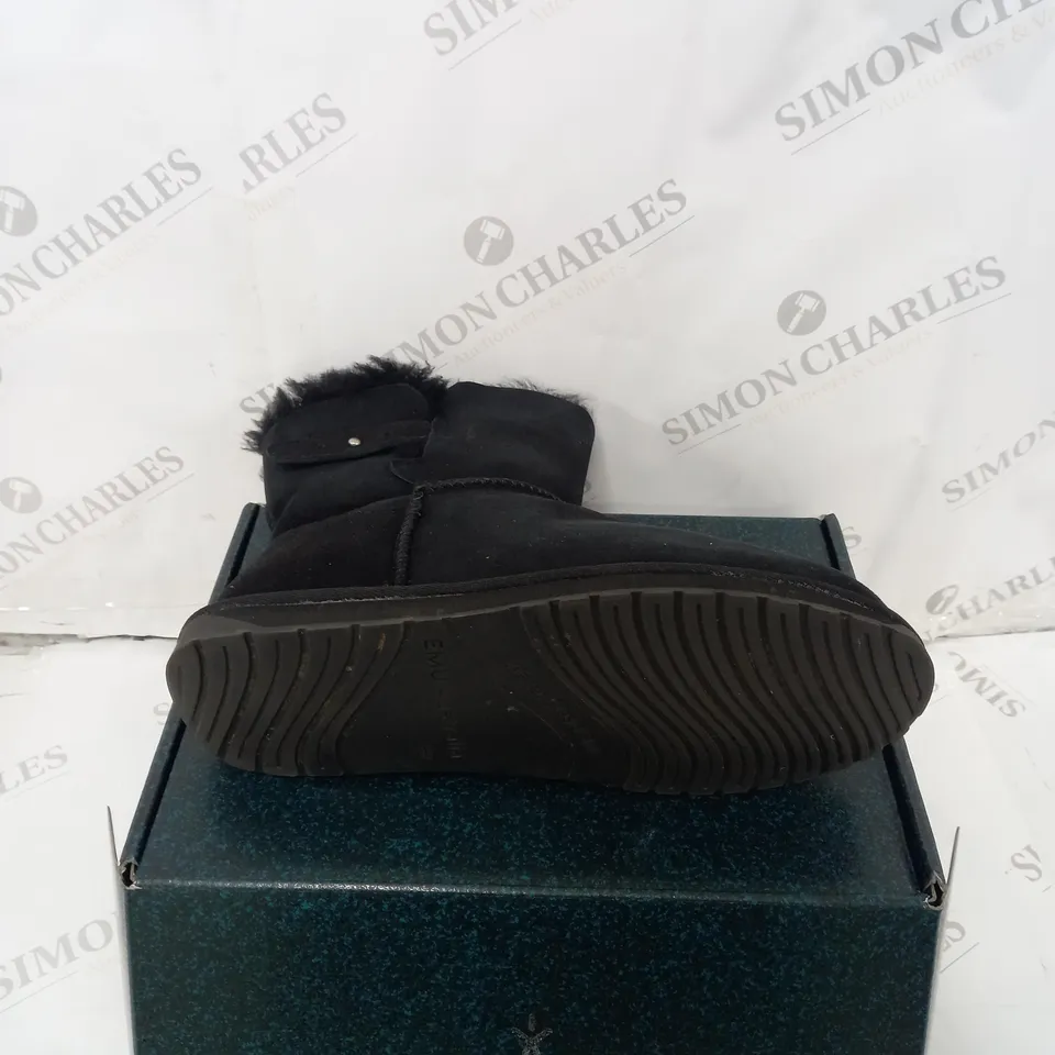 BOXED PAIR OF EMU AUSTRALIA SUMMERLANDS BOOTS BLACK SIZE 9