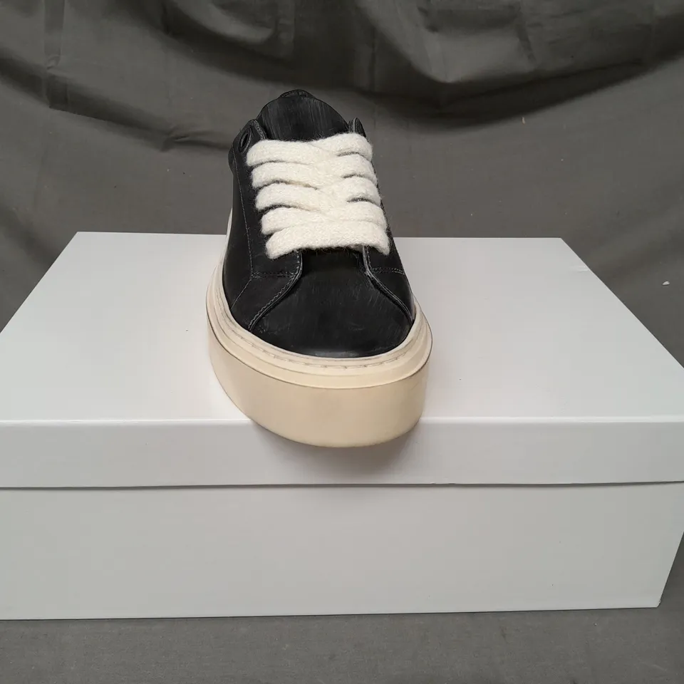 BOXED PAIR OF COLE BUXTON THE WILSON SNEAKER IN VINTAGE BLACK UK SIZE 7