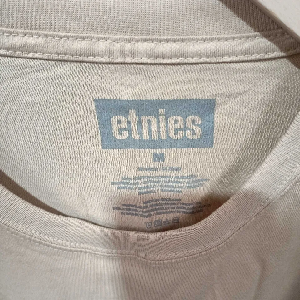 ETNIES T-SHIRT – BEIGE WITH BLUE BACK GRAPHIC, SIZE M