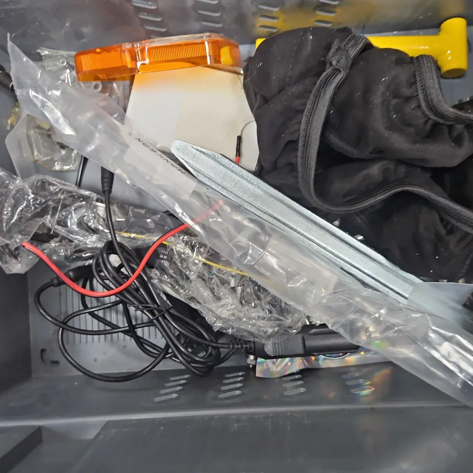 TOTE OF APPROXIMATELY 8 ASSORTED VEHICLE ITEMS TO INCLUDE - CAR PHONE HOLDER , GAS STRUT ETC