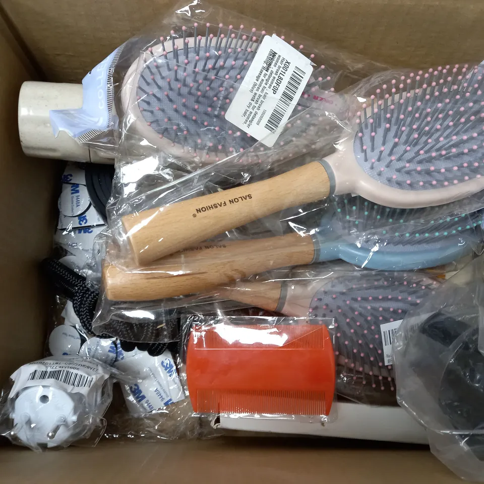 APPROXIMATELY 20 ASSORTED ITEMS TO INCLUDE HAIR BRUSH, EYELASH CURLER, BIKE TYRE CHANGING TOOL ETC. 