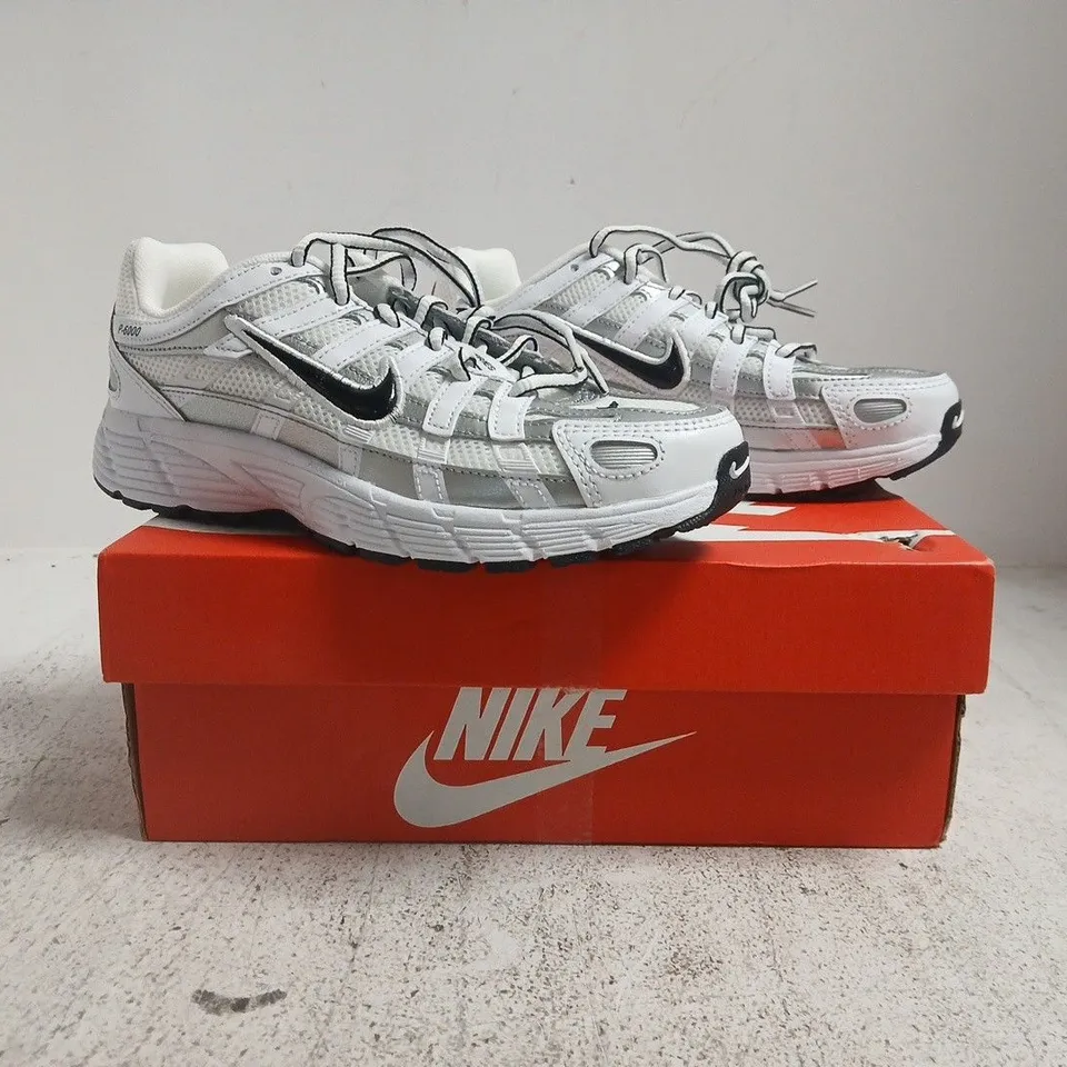 BOXED PAIR OF NIKE P-6000 TRAINERS IN WHITE/SILVER SIZE UK 3.5
