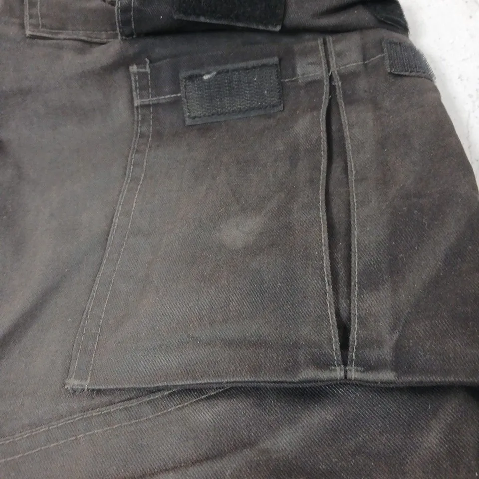 DEWALT BLACK CARGO WORK PANTS – UK 30/31