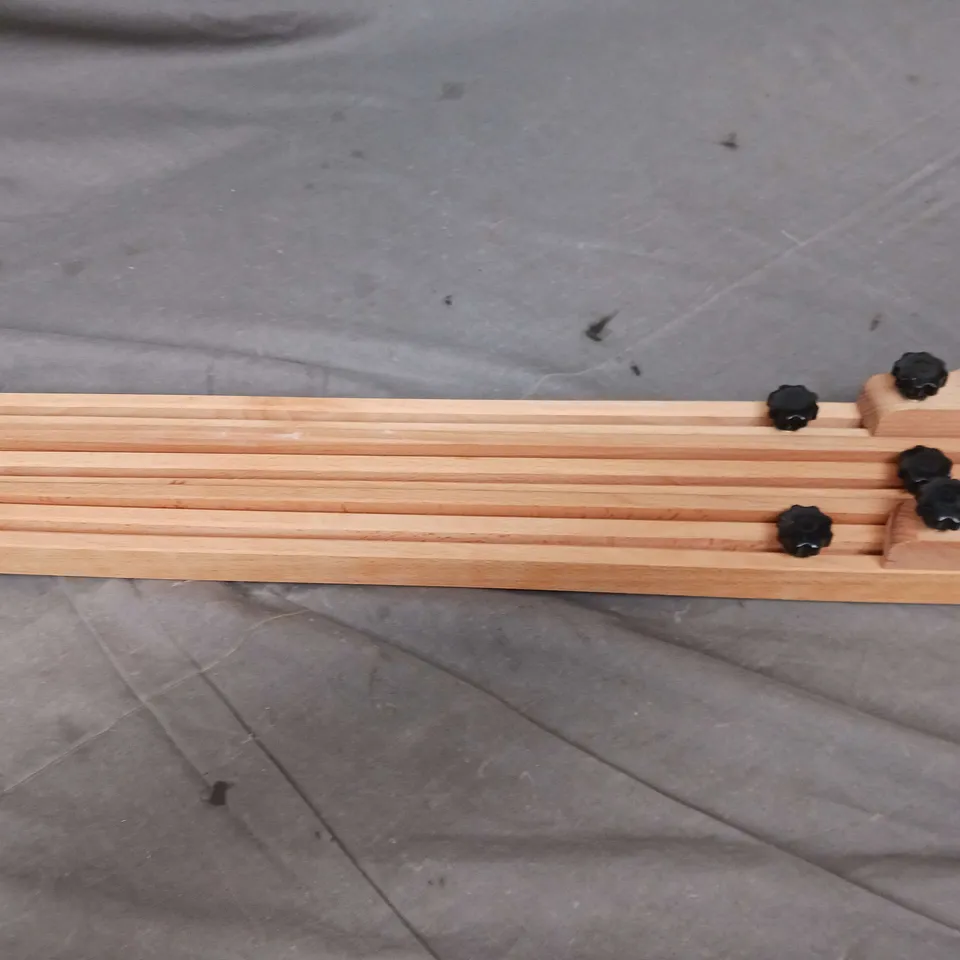 BOXED YXSH FLOOR STANDING FIELD EASEL