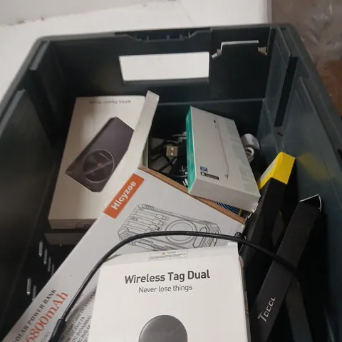 APPROXIMATELY 12 ASSORTED ITEMS INCLUDING POWER BANK AND CHARGING CABLE 