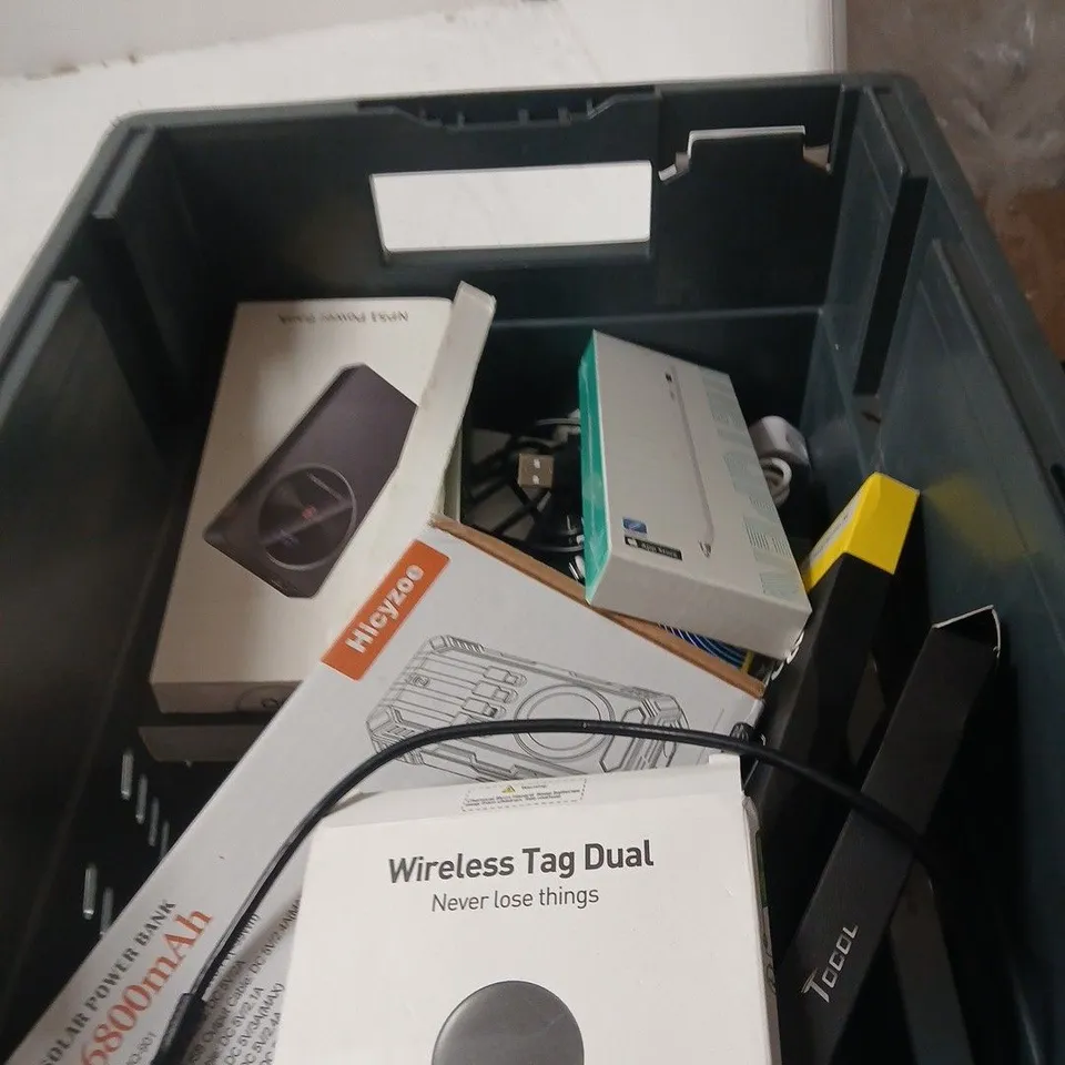 APPROXIMATELY 12 ASSORTED ITEMS INCLUDING POWER BANK AND CHARGING CABLE