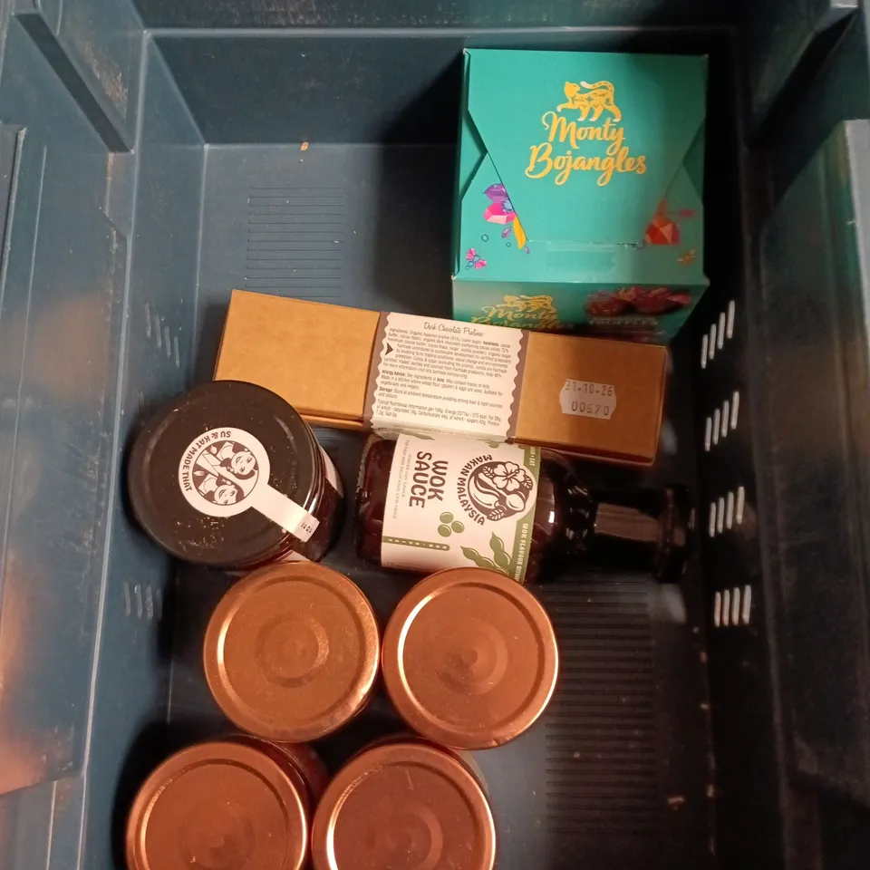 APPROXIMATELY 12 ASSORTED FOOD AND DRINKS ITEMS TO INCLUDE - COCOA LOCO DARK CHOCOLATE & RASPBERRY STARS, SWEET FREEDOM CHOC CARAMEL SPREAD, MAKAN MALAYSIA SATAY MARINADE ETC 