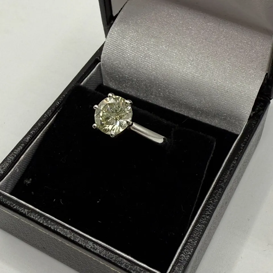18CT WHITE GOLD SOLITAIRE RING SET WITH A NATURAL DIAMOND WEIGHING +2.00CT