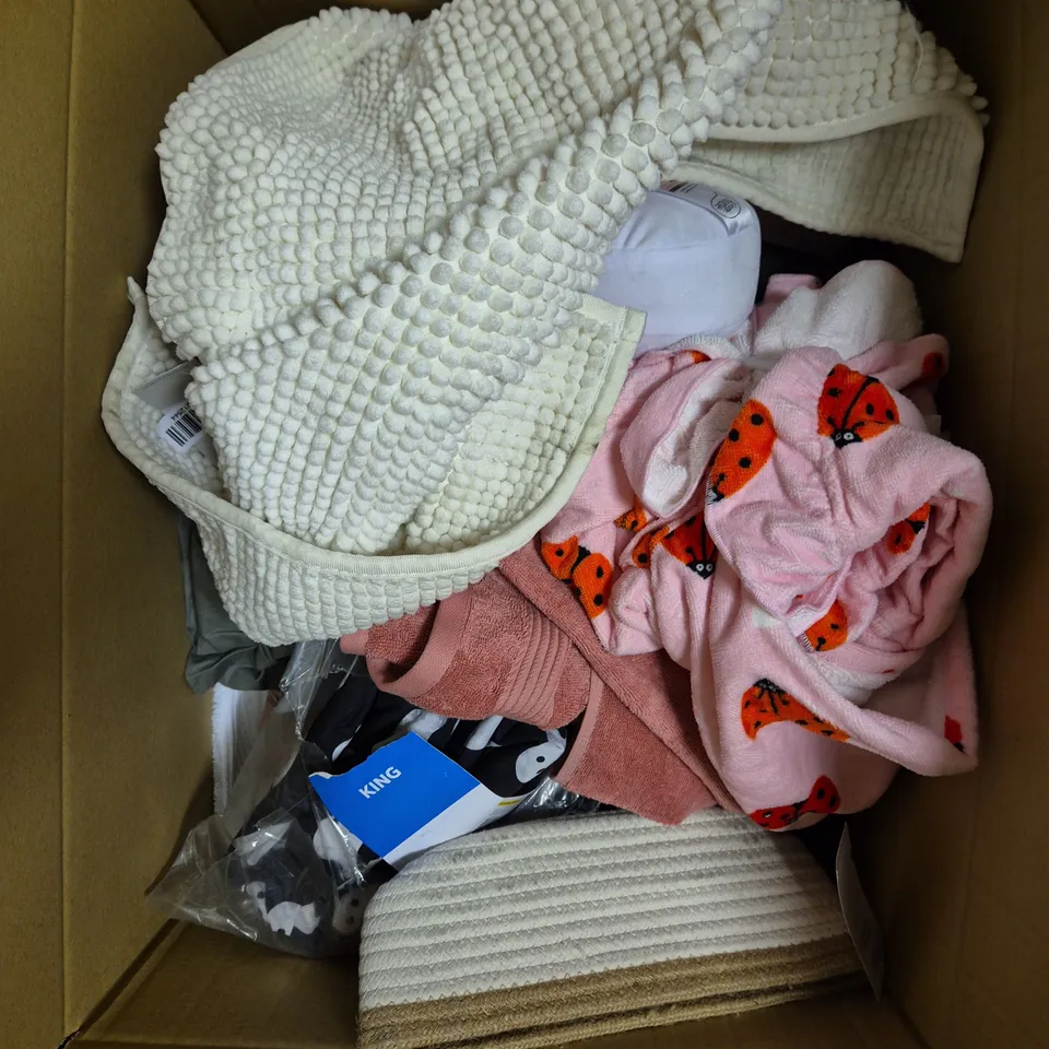 APPROXIMATELY 15 ASSORTED HOUSEHOLD PRODUCTS TO INCLUDE CUSHIONS, FITTED SHEETS, STORAGE BASKET ETC 
