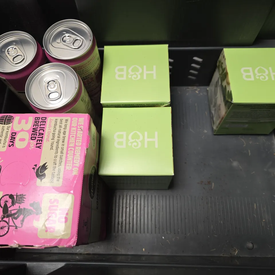 APPROXIMATELY 11 ASSORTED DRINKS ITEMS TO INCLUDE - KOMBUCHA RASPBERRY LEMONADE , H&B WHOLE LEAF RASPBERRY TEA ETC