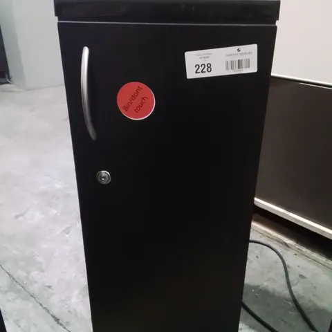 BLACK SALON/STYLING TROLLEY 
