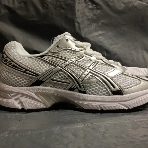 PAIR OF ASICS GEL-1130 TRAINERS IN WHITE/SILVER/BLACK SIZE UK 4.5