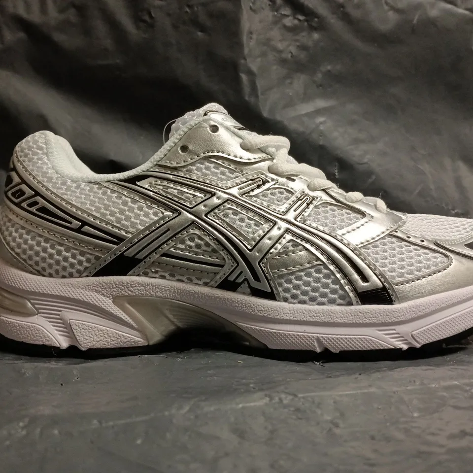 PAIR OF ASICS GEL-1130 TRAINERS IN WHITE/SILVER/BLACK SIZE UK 4.5