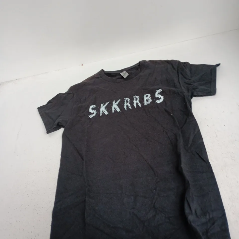 BOX OF APPROXIMATELY 25 ASSORTED CLOTHING ITEMS TO INCLUDE: SKKRRBS T SHIRT 