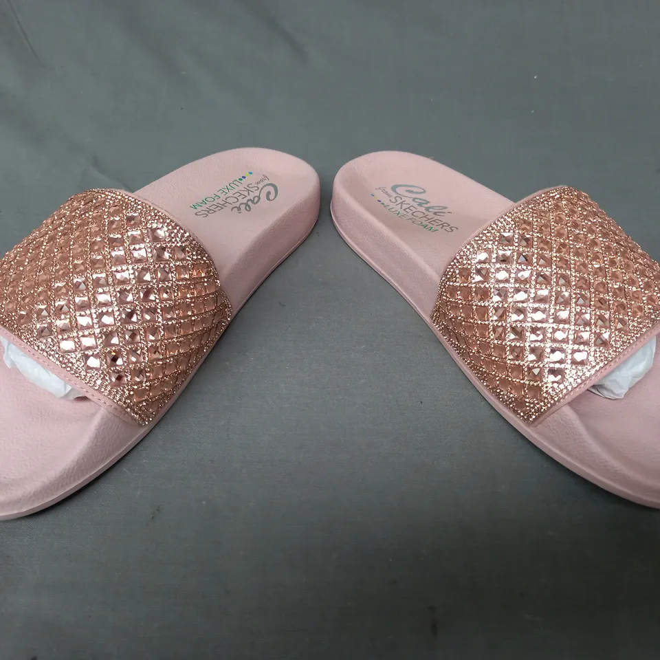 BOXED PAIR OF SKECHERS SANDALS IN ROSE GOLD SIZE 6