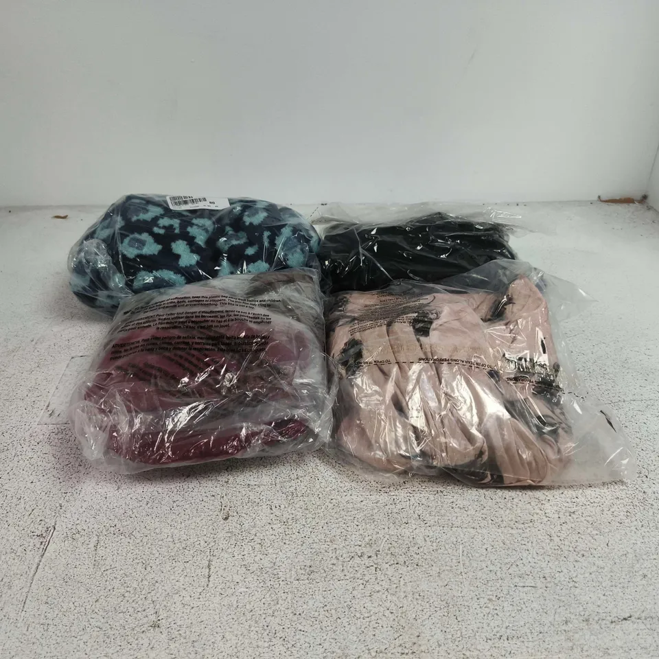 BOX OF APPROXIMATELY 25 ASSORTED CLOTHING ITEMS TO INCLUDE D&C, MUK LUKS ETC