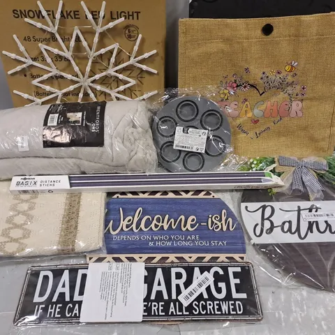 APPROX 10 ASSORTED HOUSEHOLD ITEMS TO INCLUDE TEACHER BAG, LED SNOWFLAKE, BATHROOM SIGN, ETC 