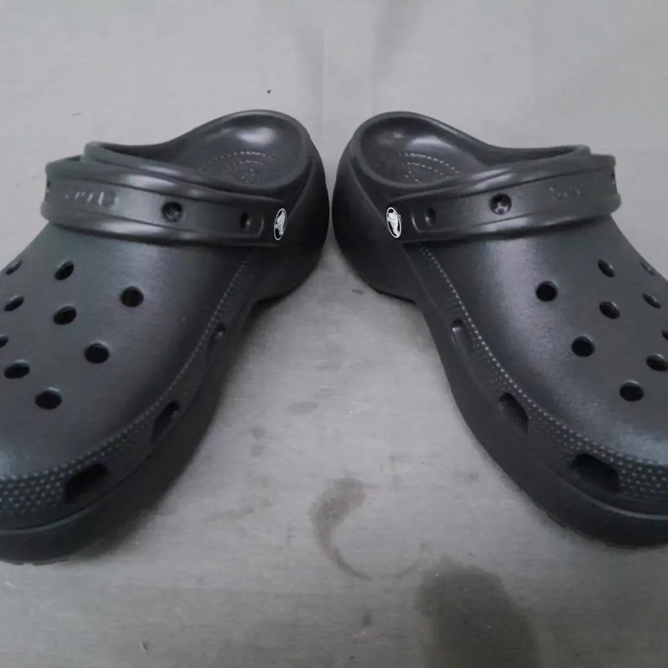 PAIR OF CROCS CLASSIC PLATFORM CLOGS IN BLACK UK SIZE 6