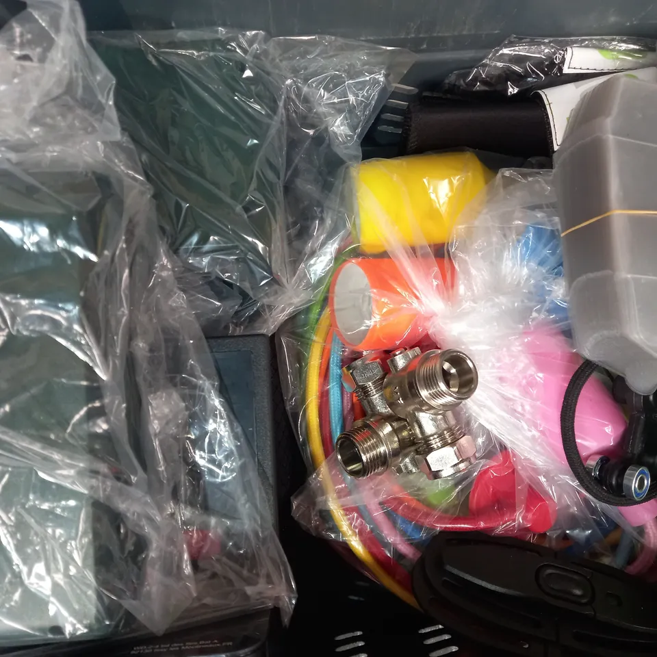 LOT OF APPROXIMATELY 10 ASSORTED HOUSEHOLD ITEMS TO INCLUDE TEYASI POWER ADAPTER, HD WIFI CLCOK CAMERA, ETC