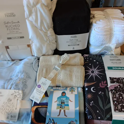 LOT OF APPROXIMATELY 15 ASSORTED BEDDING AND SOFT FURNISHING  ITEMS TO INCLUDE BLUEY PONCHO, DUVET SETS AND CELLULAR SHAWLS