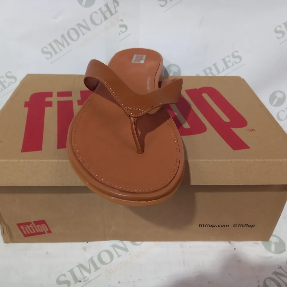 BOXED PAIR OF FITFLOP GRACIE LEATHER FLIP-FLOPS IN TAN UK SIZE 7