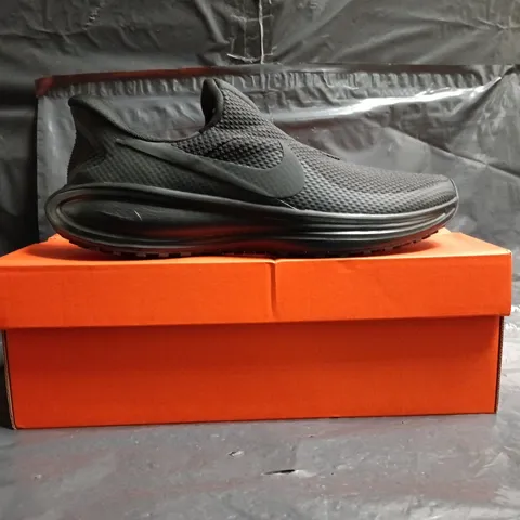 BOXED PAIR OF NIKE REVOLUTION 8 EASYON SHOES IN ANTHRACITE SIZE UK 8