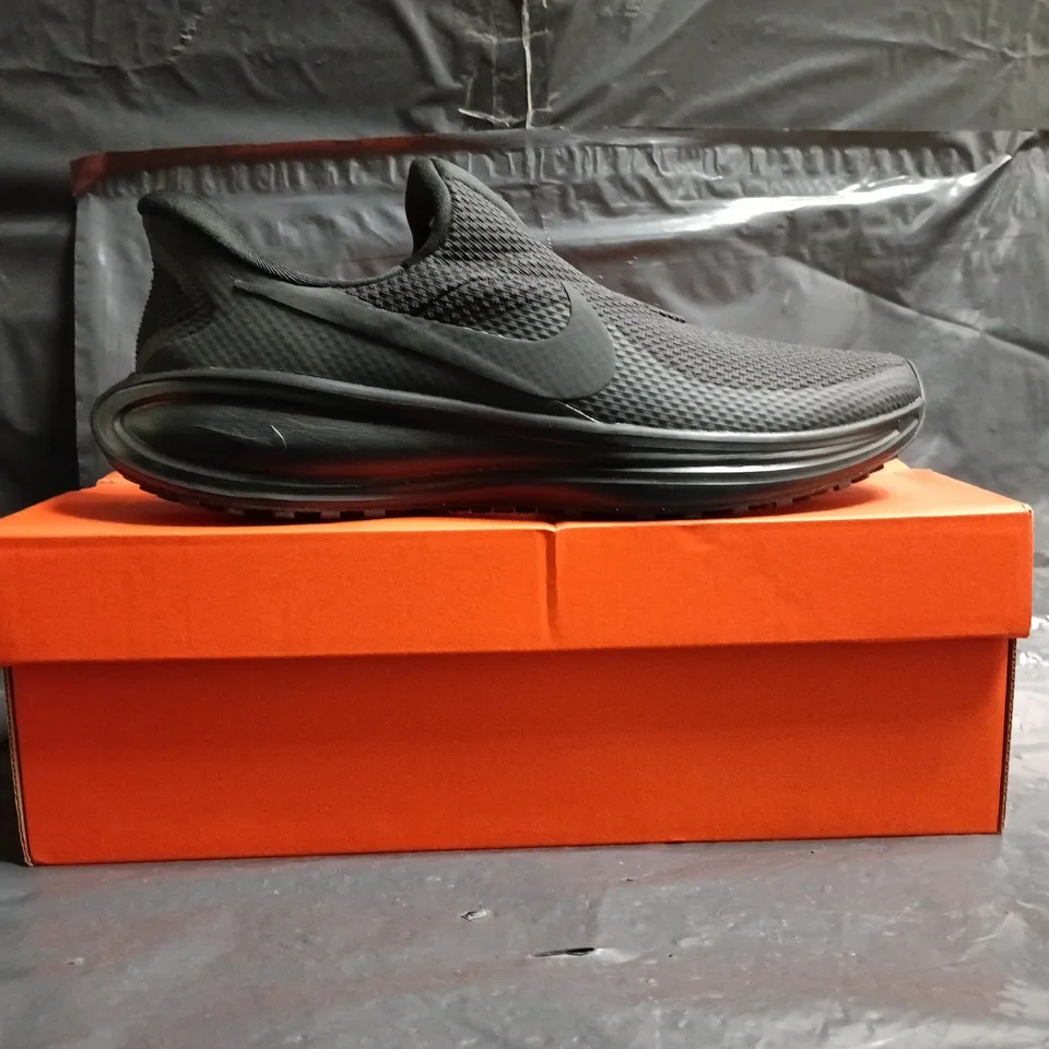 BOXED PAIR OF NIKE REVOLUTION 8 EASYON SHOES IN ANTHRACITE SIZE UK 8