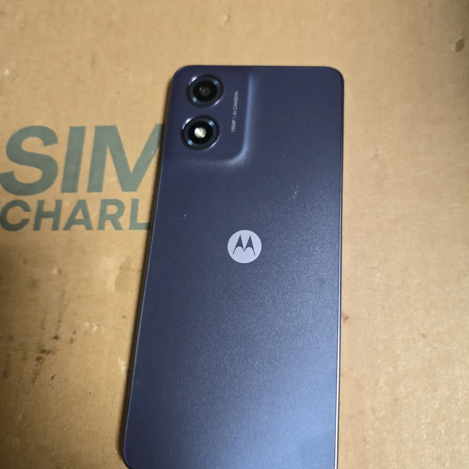MOTOROLA SMARTPHONE – BLUE FINISH WITH DUAL REAR CAMERAS, CRACKED SCREEN