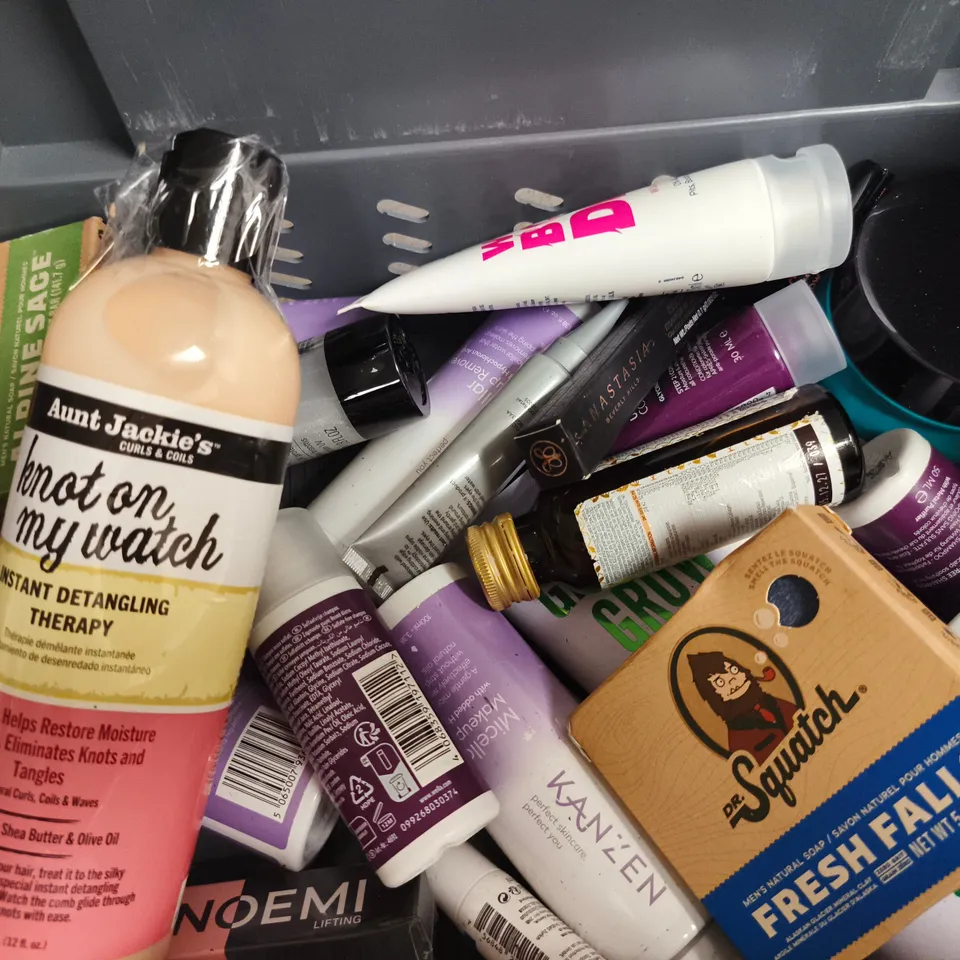 APPROX 12 ASSORTED BEAUTY PRODUCTS TO INCLUDE NIVEA SHOWER CARE, RITUALS... HAND WASH, DR SQUATCH SOAP, ETC