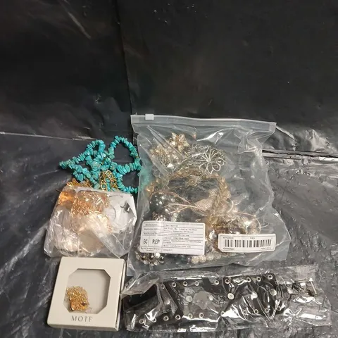 APPROXIMATELY 10 ASSORTED JEWELLERY ITEMS TO INCLUDE - NECKLACE ,WATCH , EARRINGS ETC