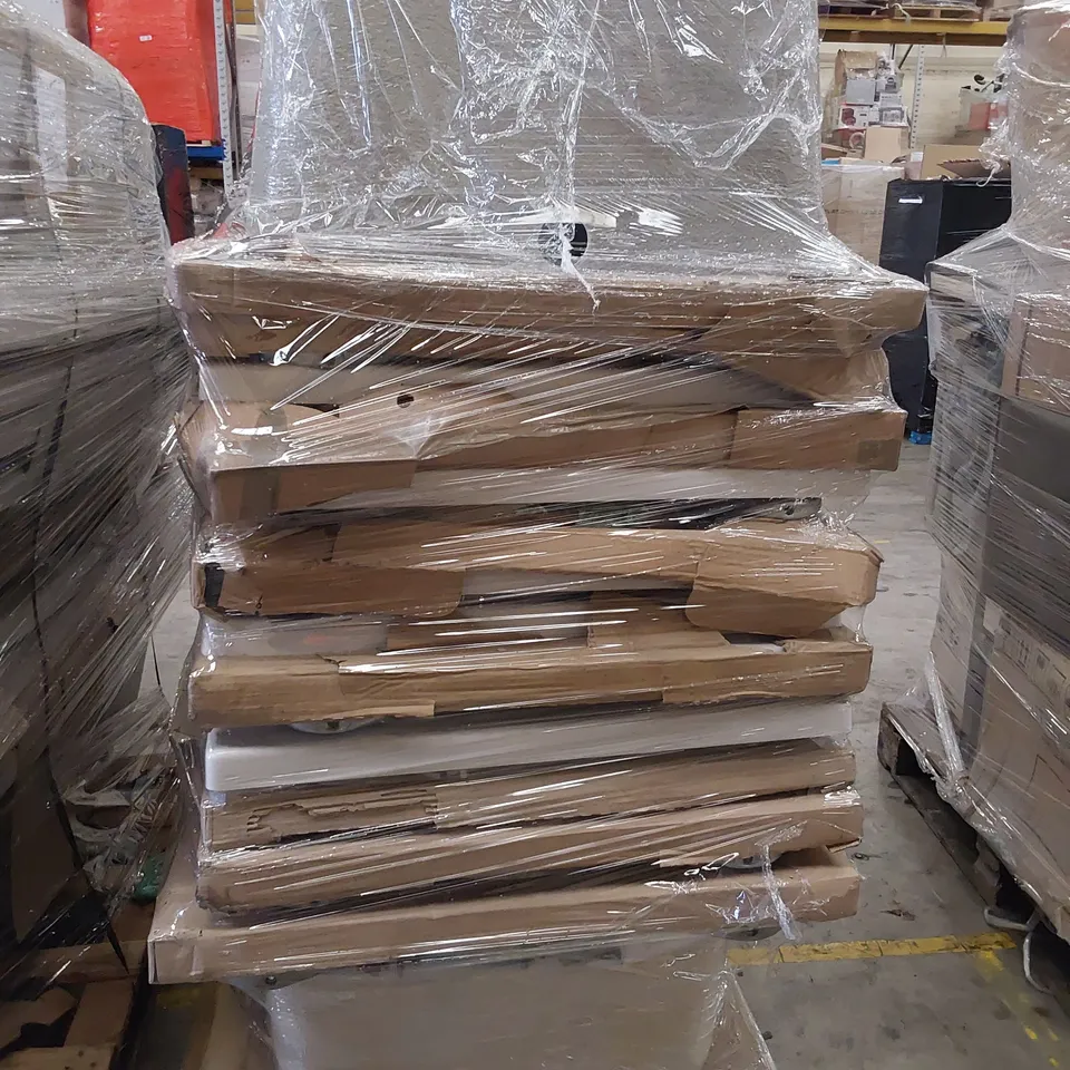 PALLET OF APPROXIMATELY 12 ASSORTED BATHS.