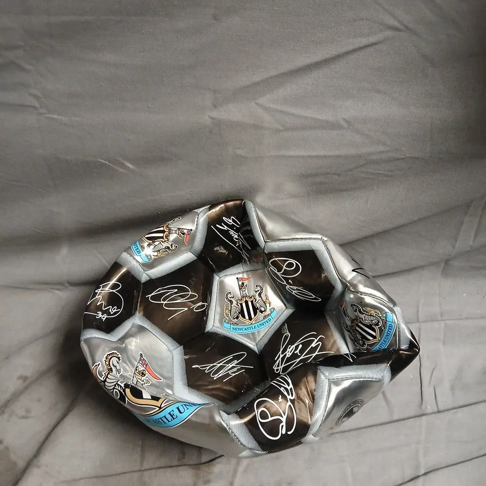 NEWCASTLE UNITED SIGNED FOOTBALL – AUTOGRAPHED WITH CLUB CREST