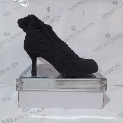 BOXED PAIR OF ALELLISA FLEECE SOFT HEEL SHOES IN BLACK UK SIZE 6