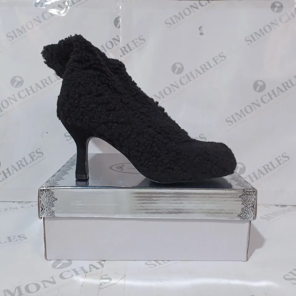 BOXED PAIR OF ALELLISA FLEECE SOFT HEEL SHOES IN BLACK UK SIZE 6