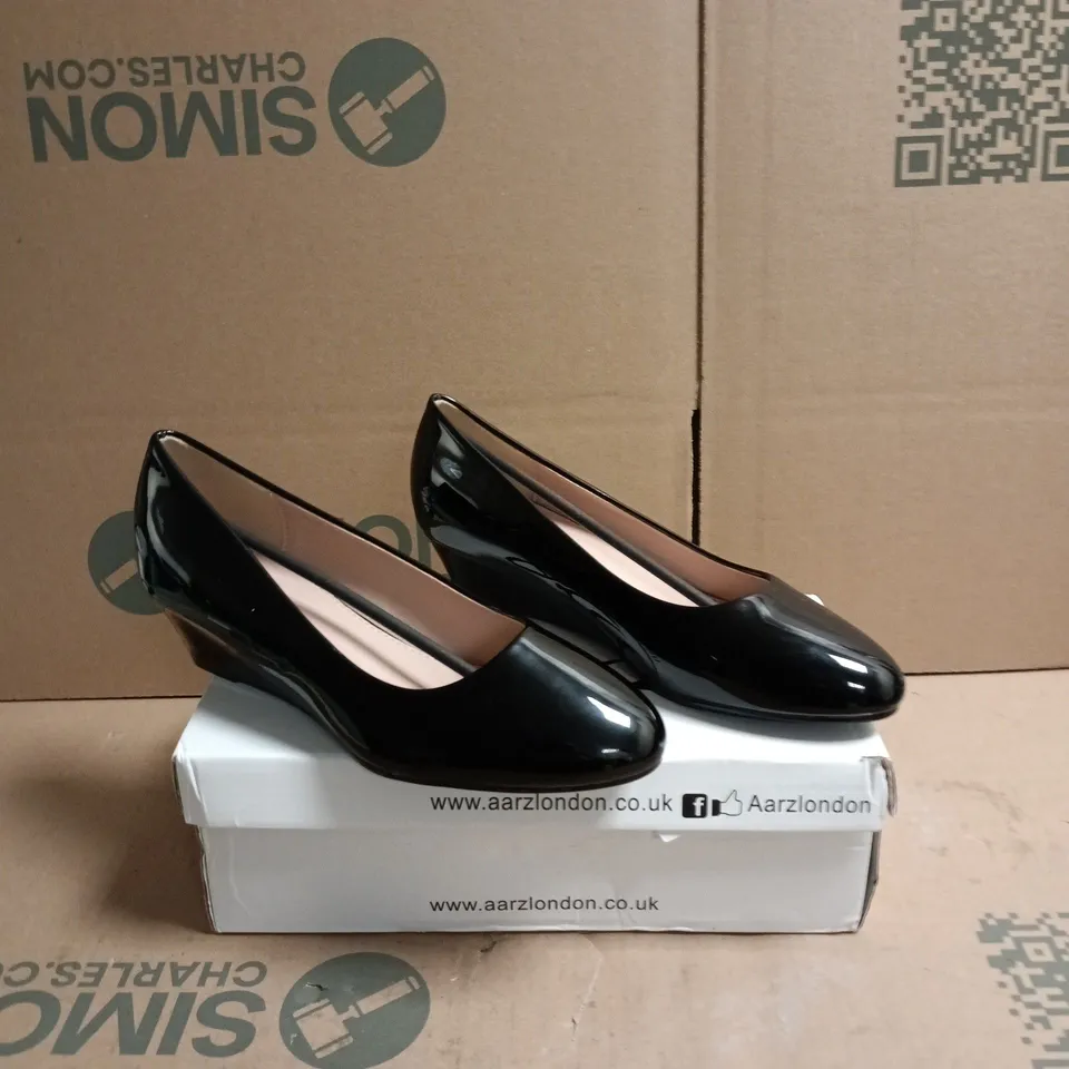 AARZ LONDON BLACK PATENT LEATHER WEDGE HEELS – UK 6 (EU 39)