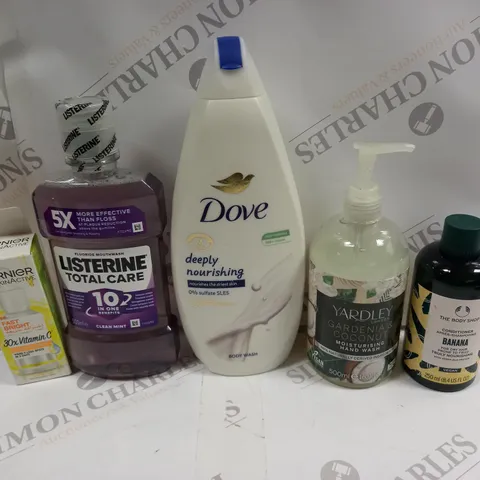 BOX OF APPROXIMATELY 20 ASSORTED COSMETIC ITEMS TO INCLUDE GARNIER BOOSTER SERUM, DOVE BODY WASH, YARDLEY HAND WASH ETC