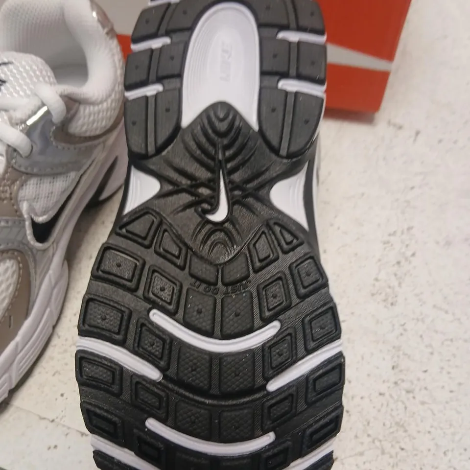 NIKE V5 RNR LACE PS – KIDS TRAINERS, WHITE/VEIL GREY, BOXED SIZE KIDS 12.5