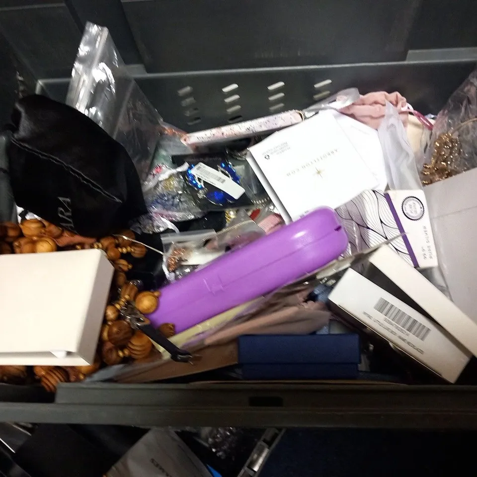 LARGE QUANTITY OF ASSORTED JEWELLERY TO INCLUDE; QUARTZ, ABBOTT LYON, LILY AND ROO, AMAPOLA AND PRETTY LITTLE THING