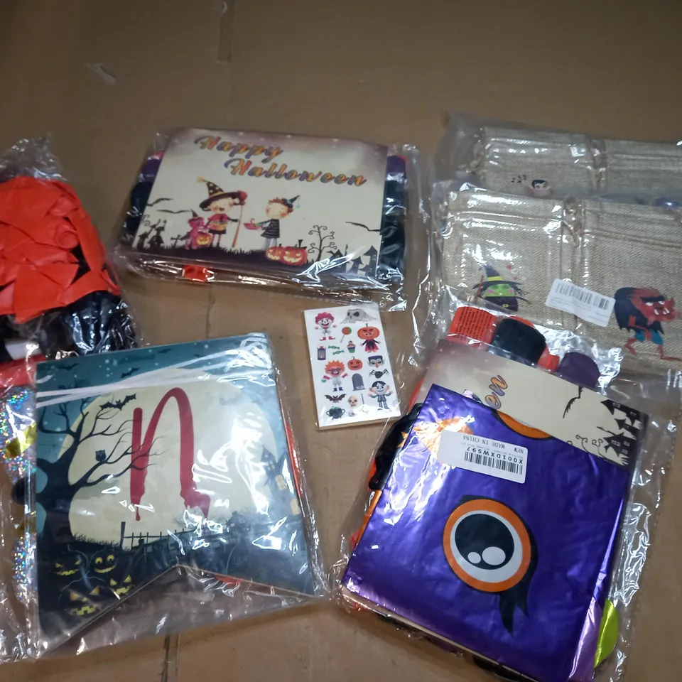 BOX OF APPROXIMATELY 20 ASSORTED HALLOWEEN THEMED CELEBRATORY & PARTY ITEMS TO INCLUDE TRICK OR TREAT BAGS, BALLOONS, DECORATIONS ETC	