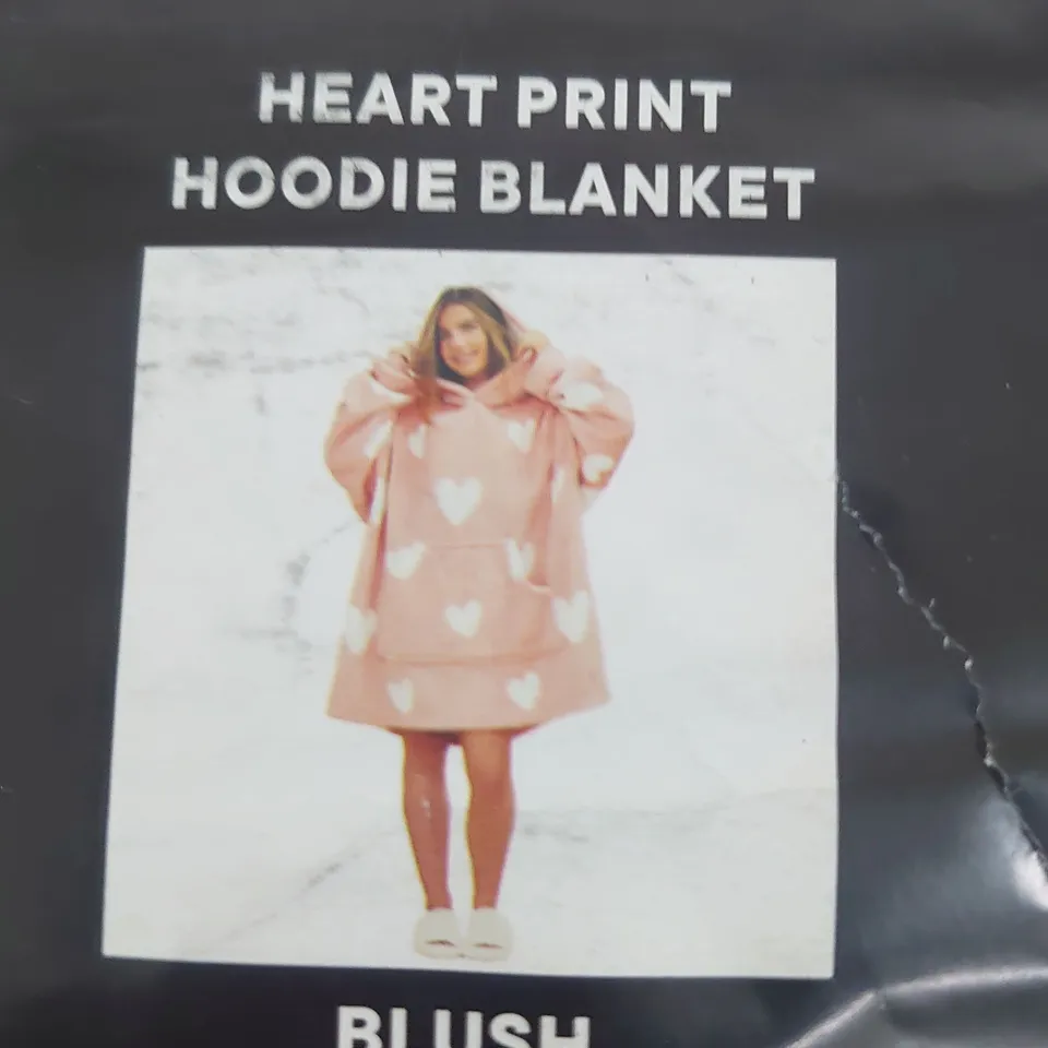 BAGGED DREAMSCENE HEART PRINT HOODIE BLANKET