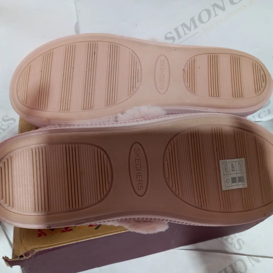 BOXED PAIR OF SKECHERS PLUM COSY SLIPPERS  - SIZE 5