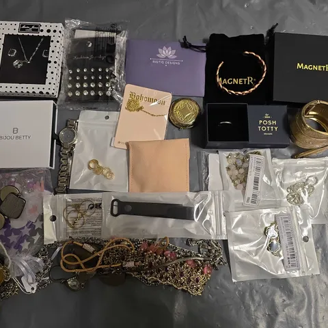 LOT OF ASSORTED JEWELLERY ITEMS TO INCLUDE EARRINGS, NECKLACES AND RINGS