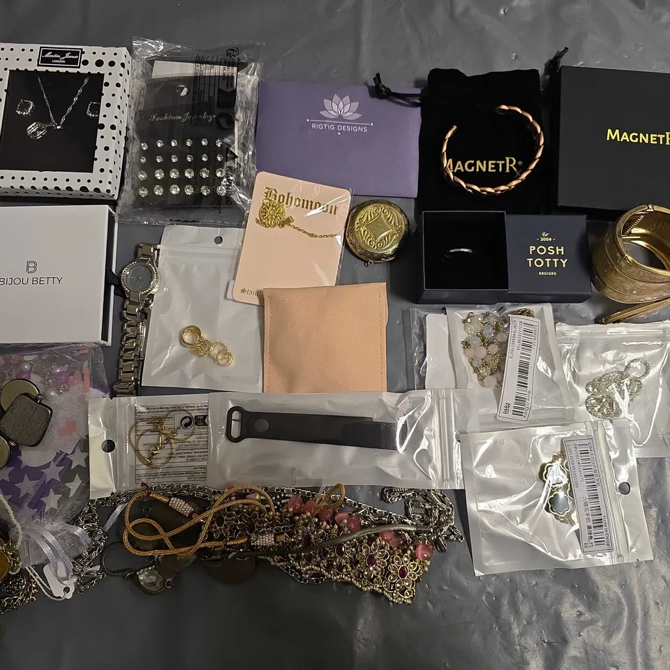 LOT OF ASSORTED JEWELLERY ITEMS TO INCLUDE EARRINGS, NECKLACES AND RINGS