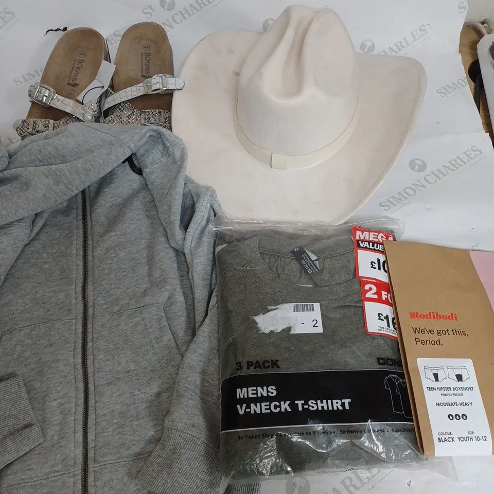 BOX OF APPROXIMATELY 15 ASSORTED CLOTHING ITEMS TO INCUDE - HAT, SHOES , JACKET ETC
